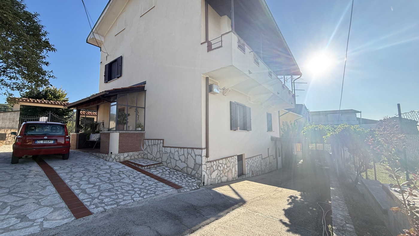 Villa Bifamiliare ristrutturata a Torre Cajetani