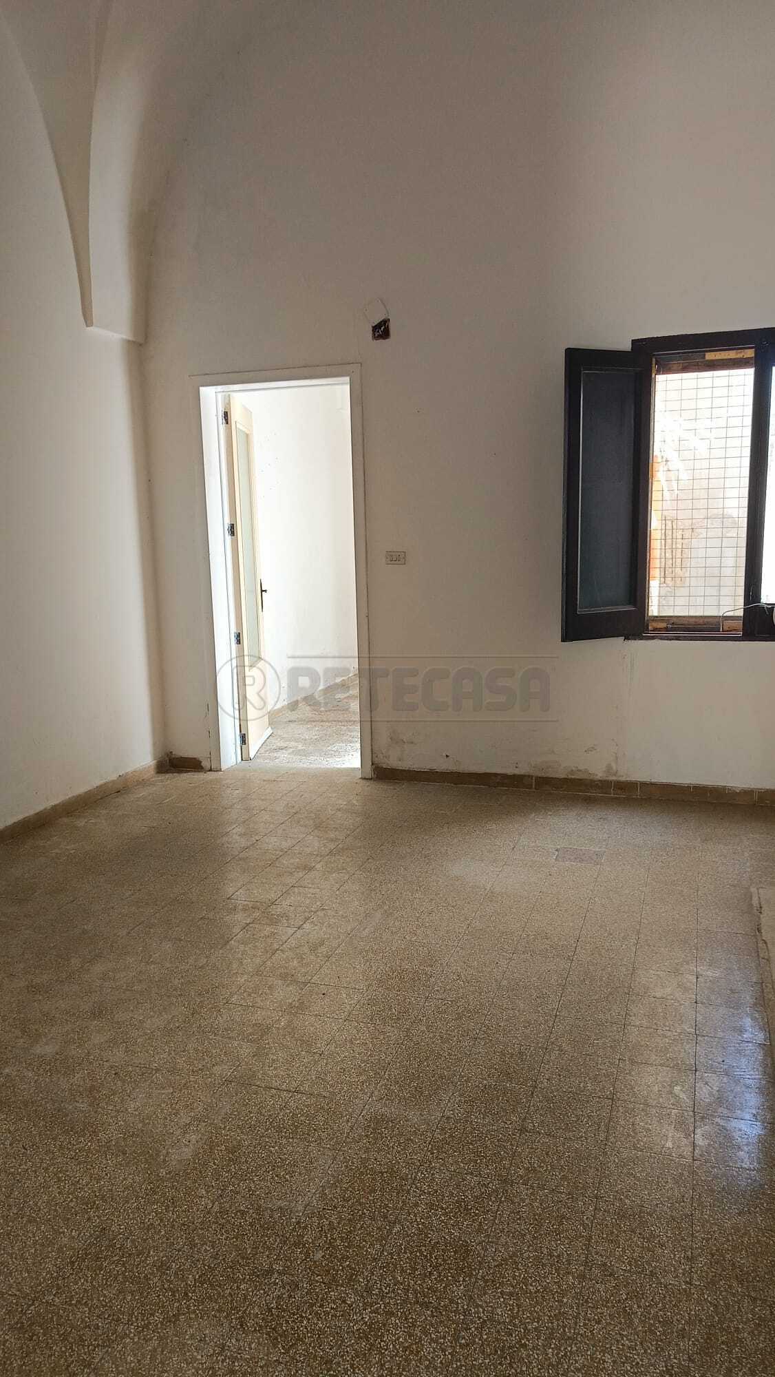 Casa indipendente con giardino in via thaon de revel, Maglie