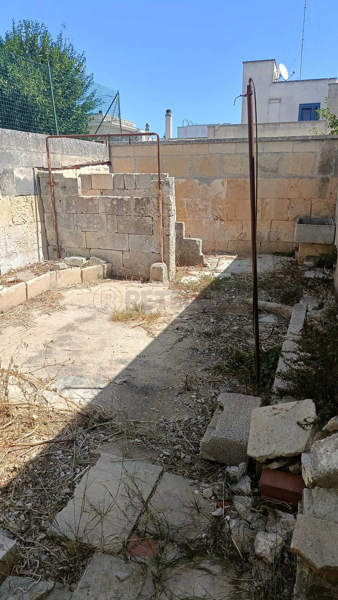 Casa indipendente con giardino in via thaon de revel, Maglie