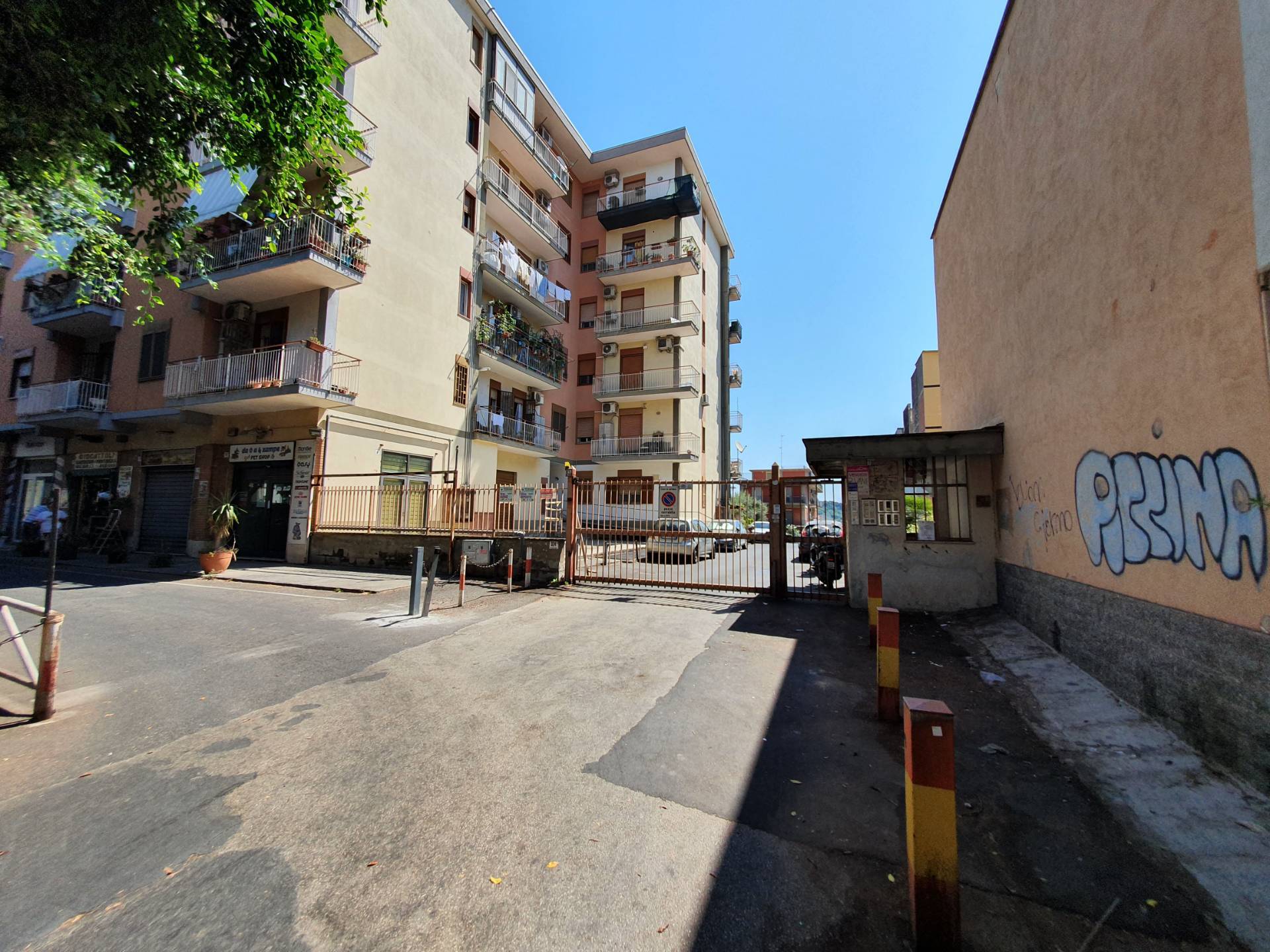 Box o garage in vendita a Catania, Via Leucatia - via del Bosco
