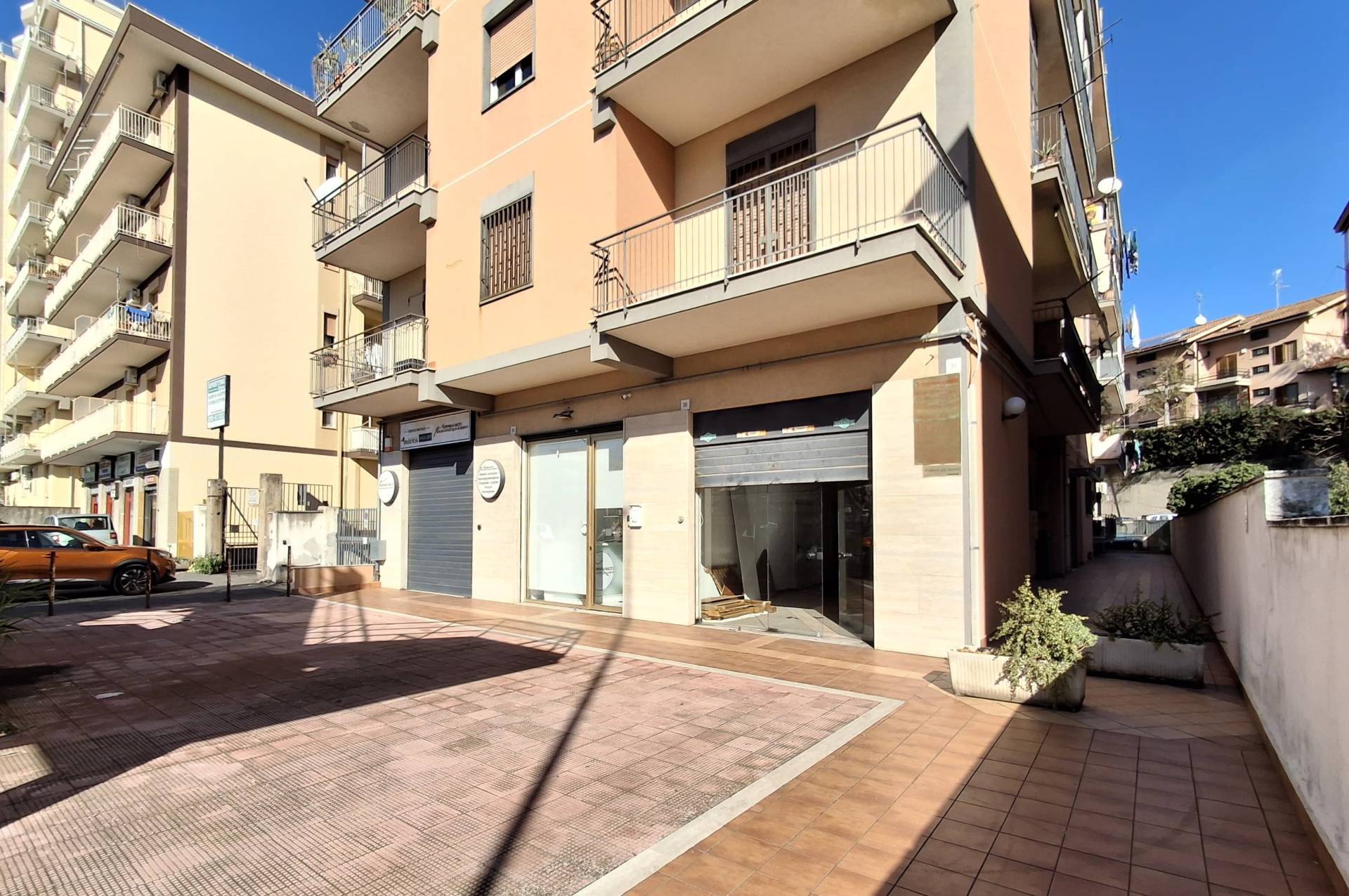 Locale commerciale in vendita a Gravina di Catania, Fasano / Rasula Alta