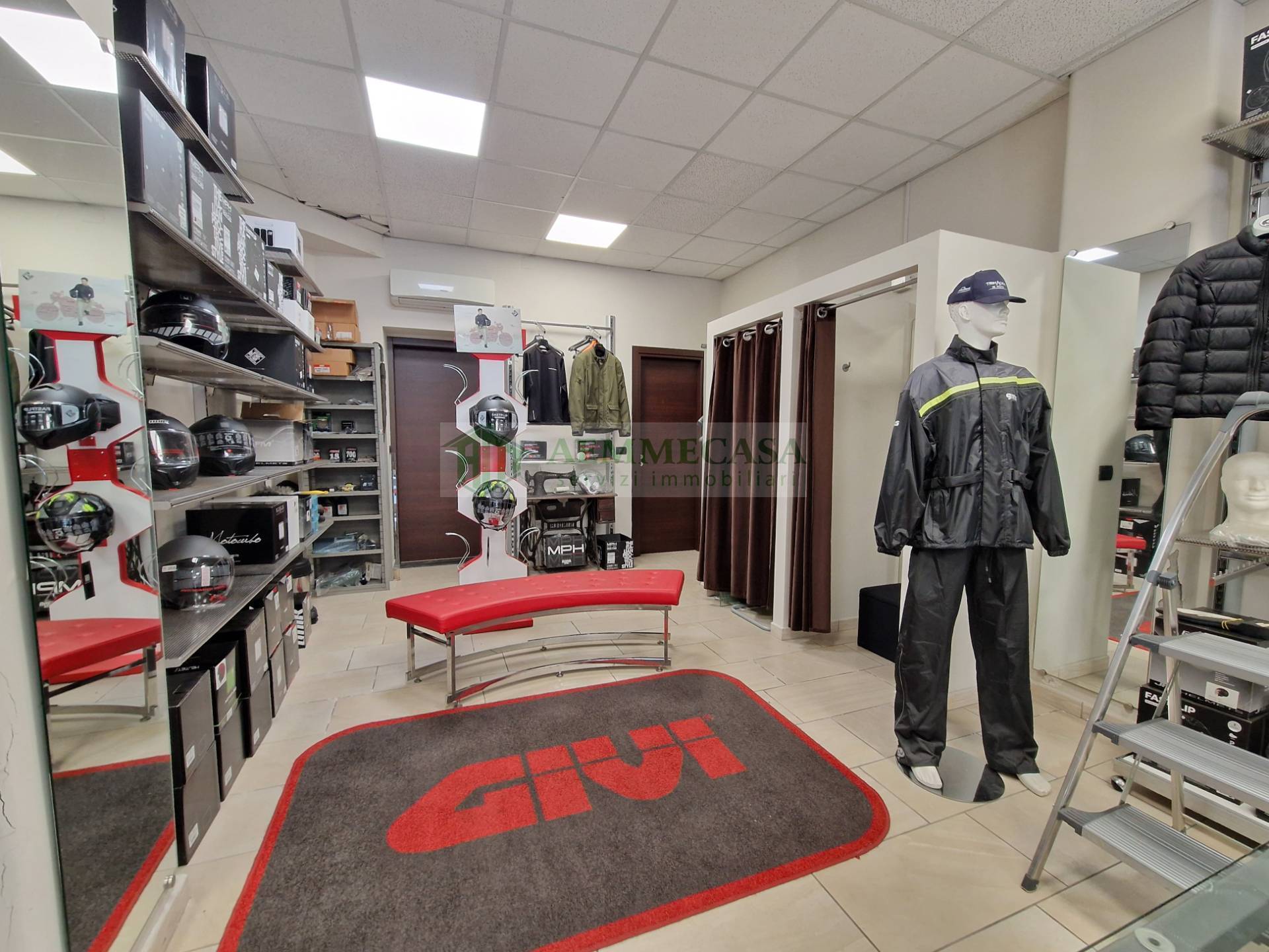 Locale commerciale in vendita a Catania, Zona centro