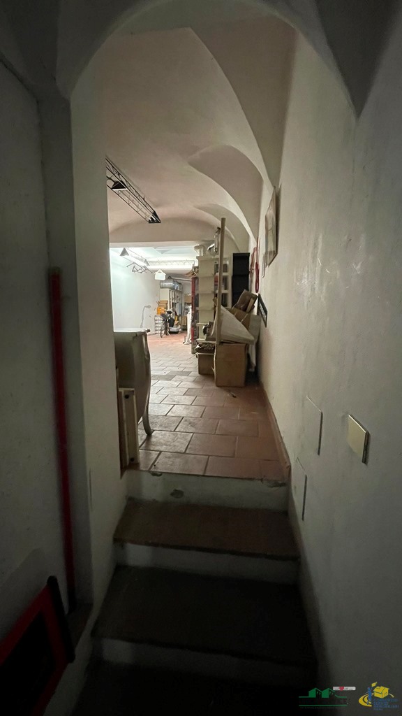 Locale commerciale in vendita in strada garibaldi, Parma