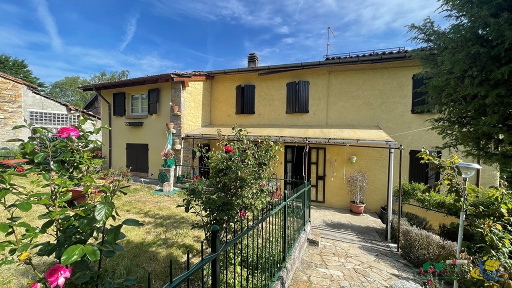 Casa indipendente con giardino in strada provinciale carobbio, Tizzano Val Parma