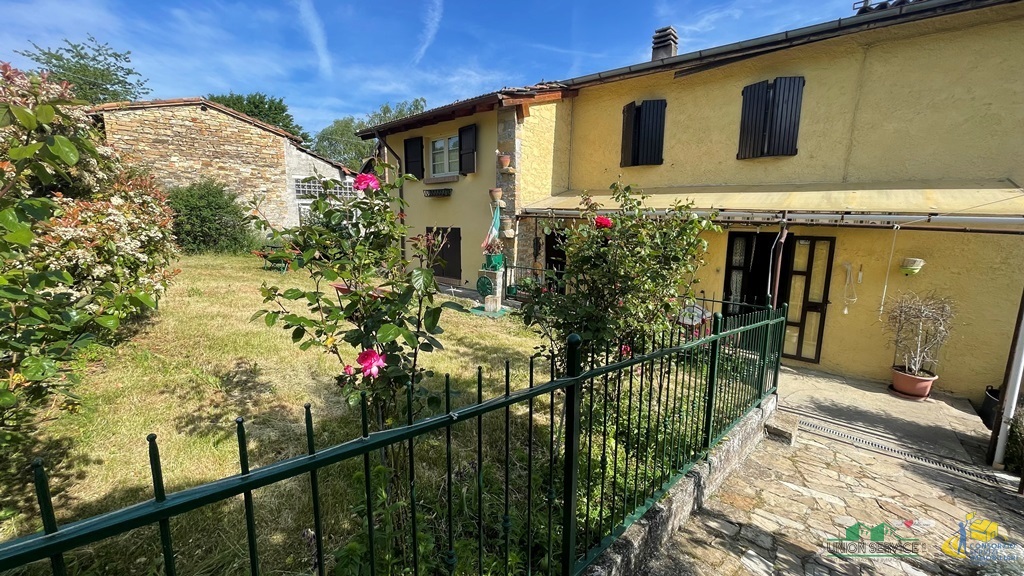 Casa indipendente con giardino in strada provinciale carobbio, Tizzano Val Parma