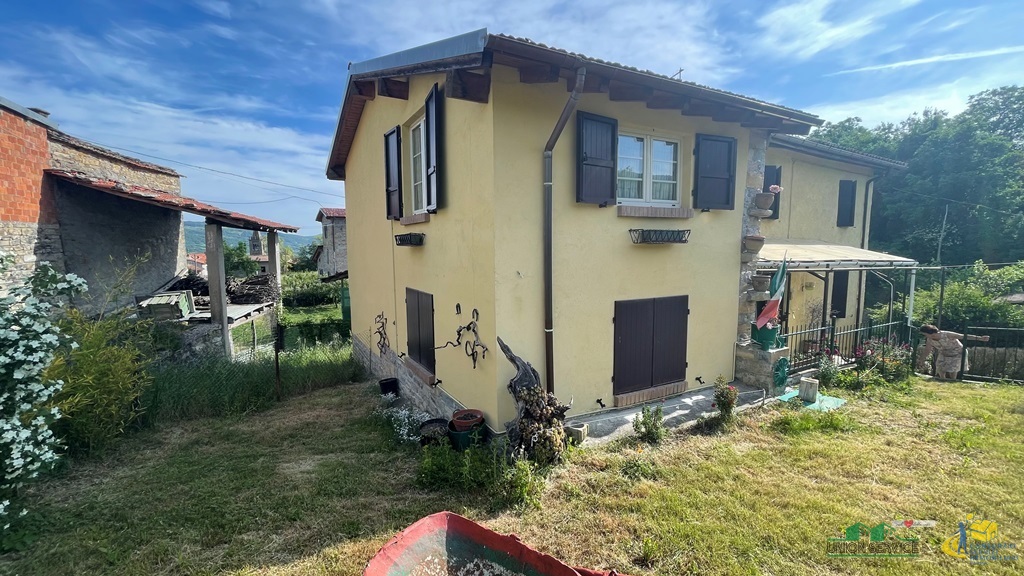 Casa indipendente con giardino in strada provinciale carobbio, Tizzano Val Parma