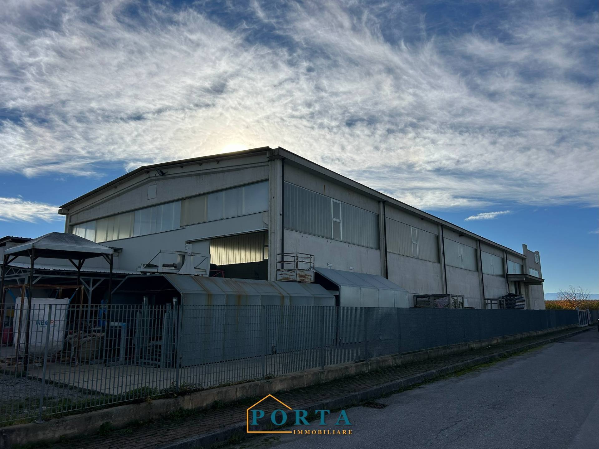 Capannone in vendita a Carr