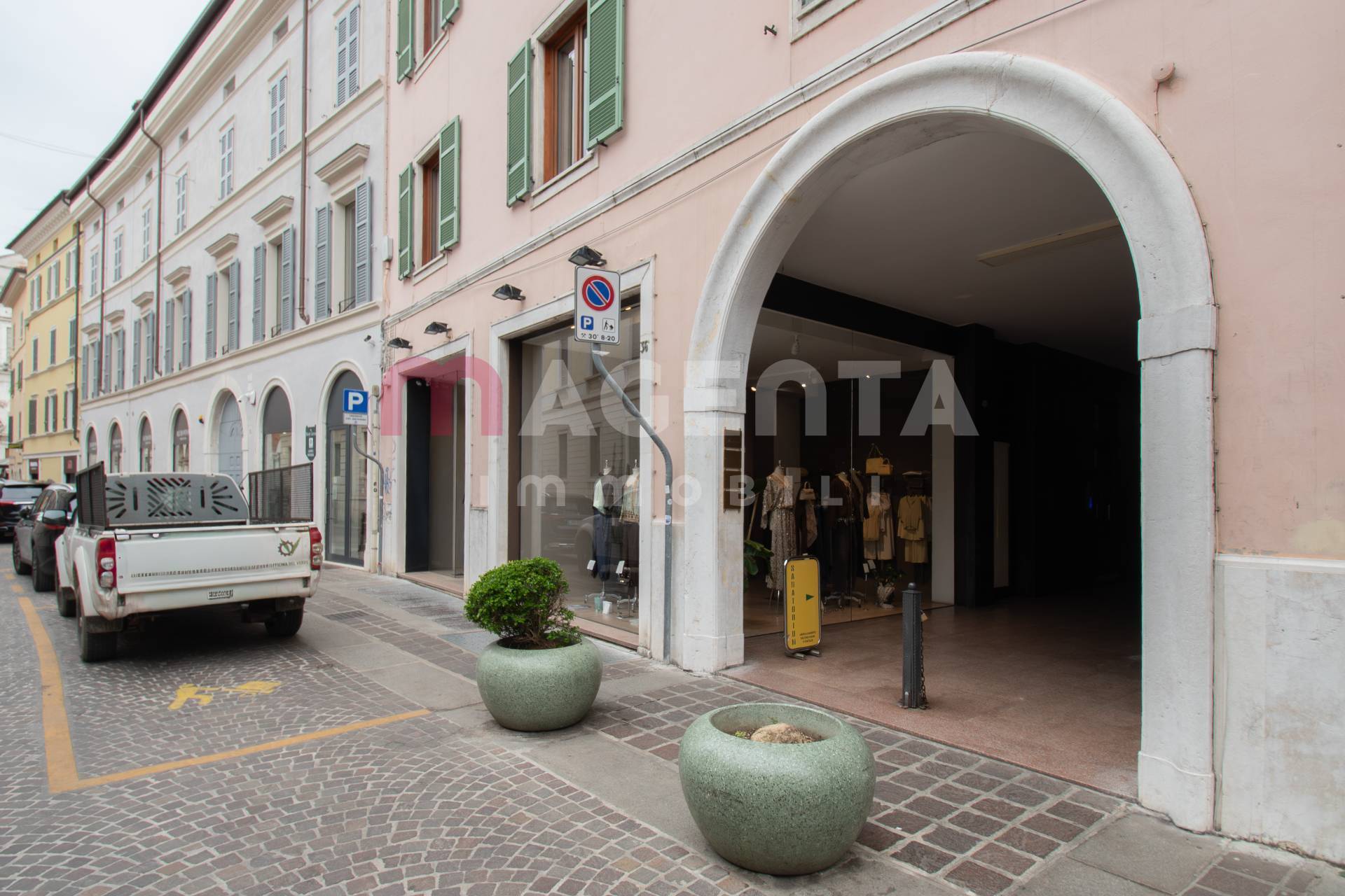 Locale commerciale in vendita a Brescia, Centro storico