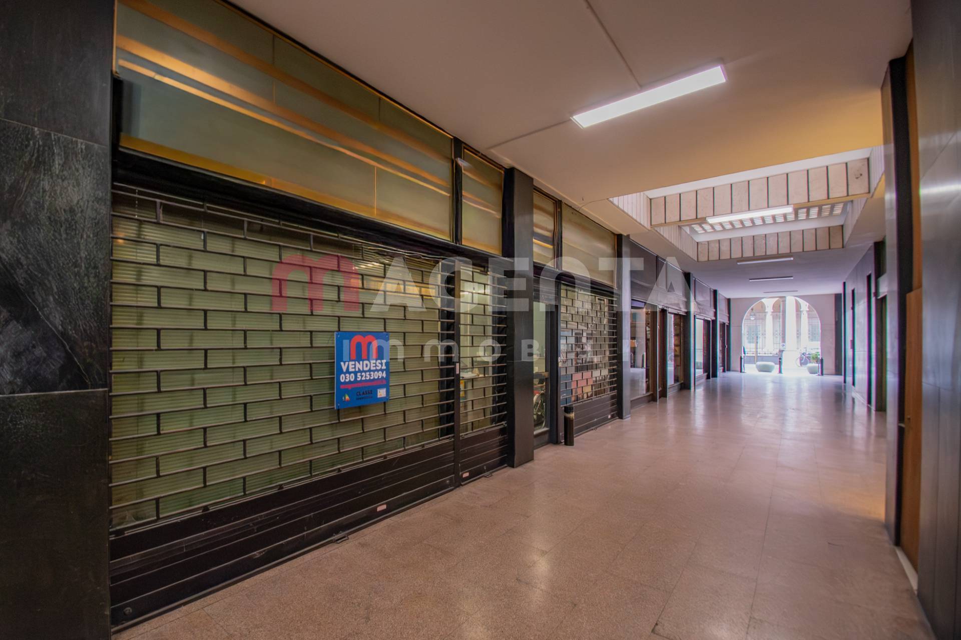 Locale commerciale in vendita a Brescia, Centro storico