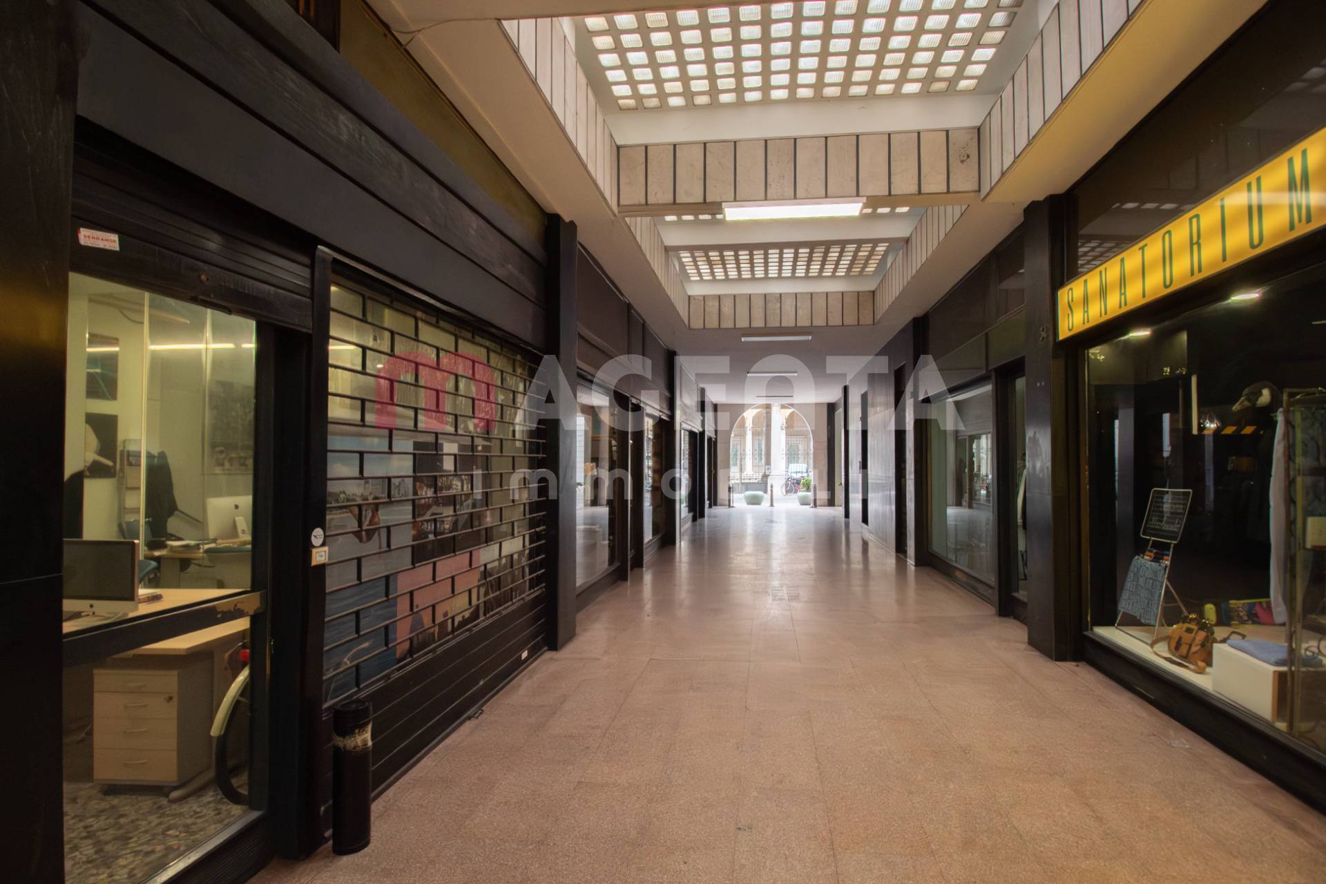 Locale commerciale in vendita a Brescia, Centro storico