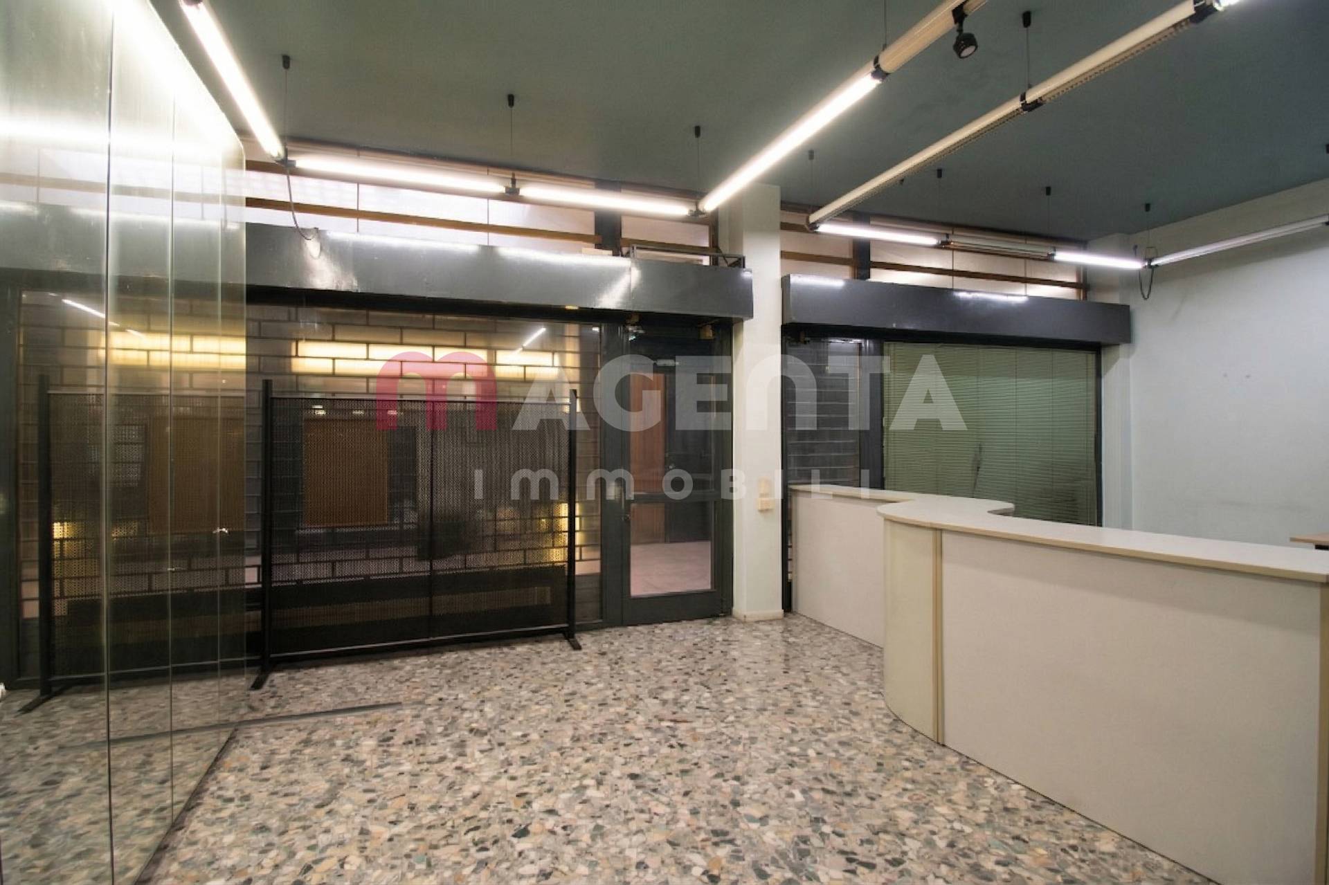 Locale commerciale in vendita a Brescia, Centro storico