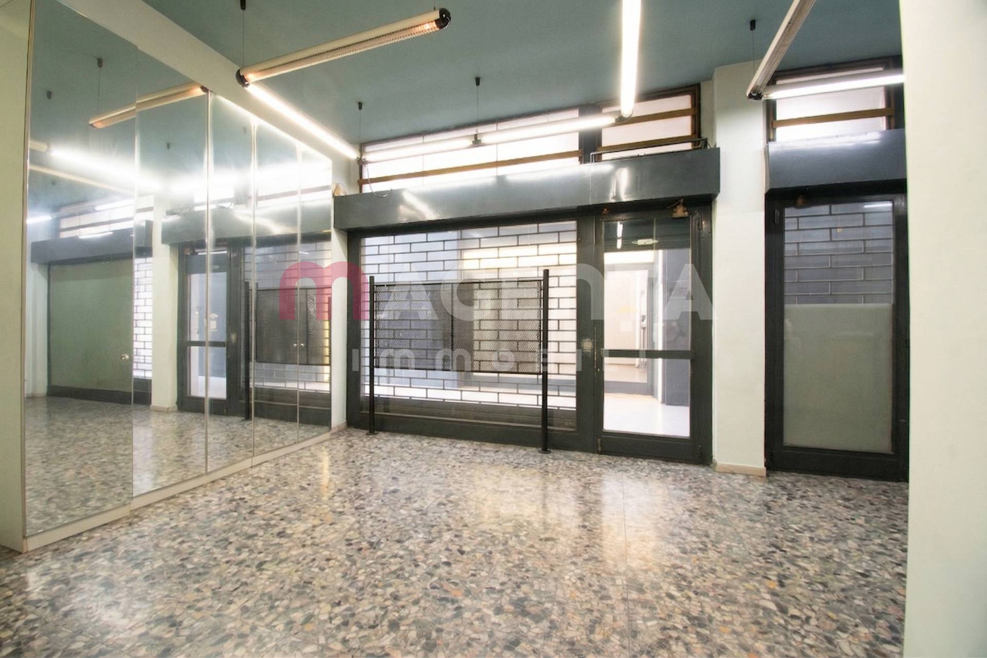 Locale commerciale in vendita a Brescia, Centro storico