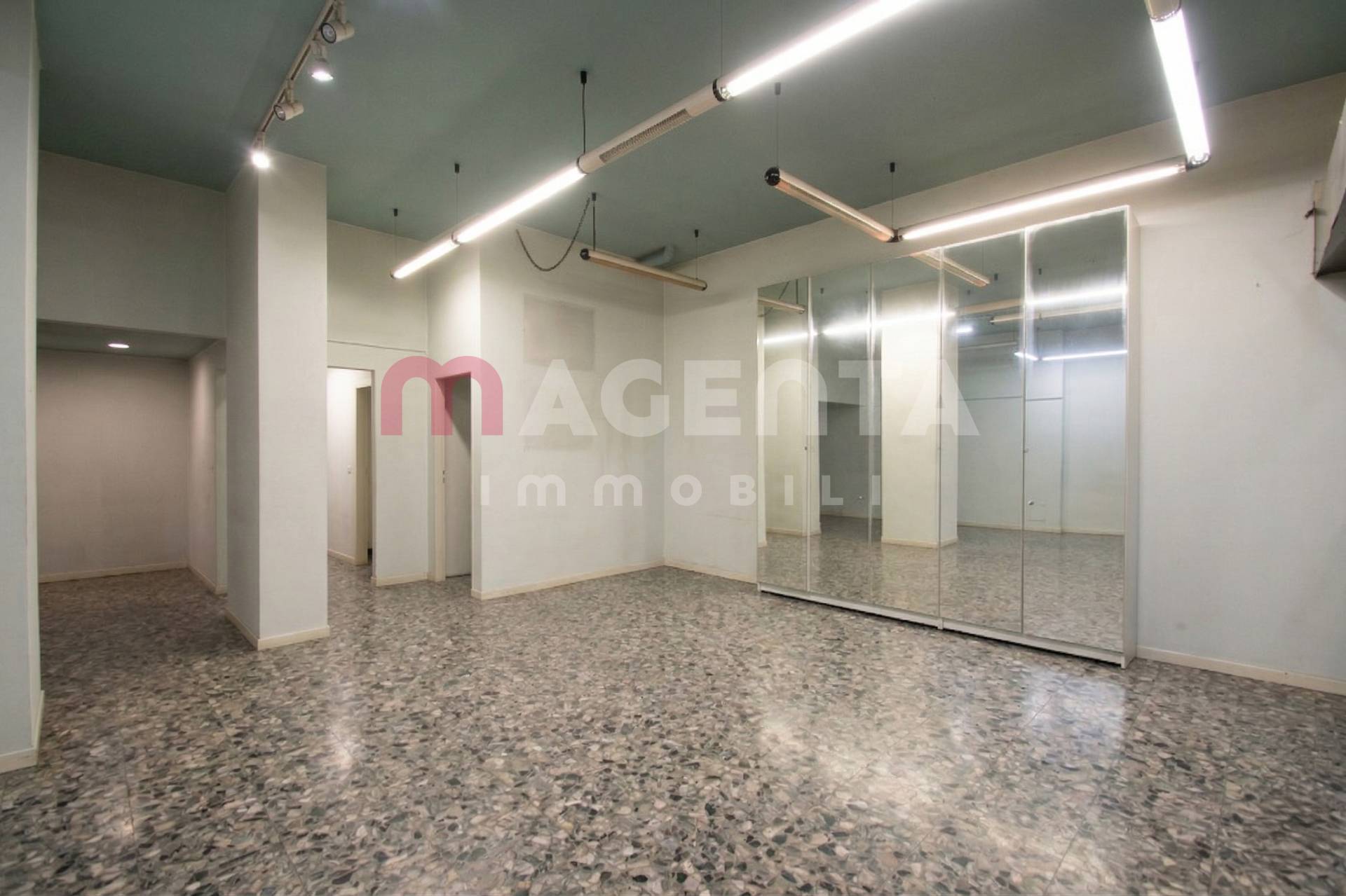 Locale commerciale in vendita a Brescia, Centro storico