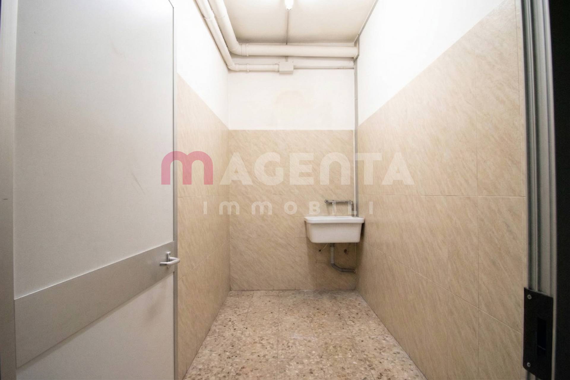 Locale commerciale in vendita a Brescia, Centro storico