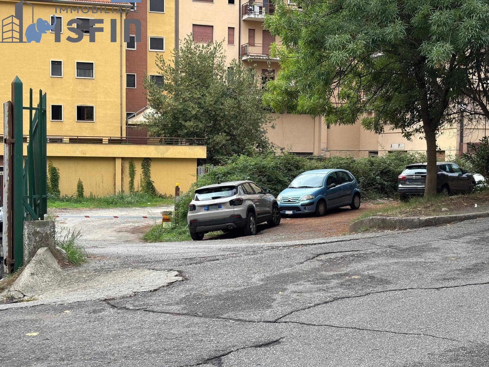 Locale commerciale in vendita a Cosenza, Centro