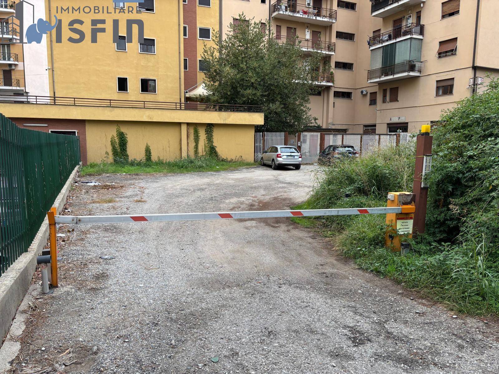 Locale commerciale in vendita a Cosenza, Centro