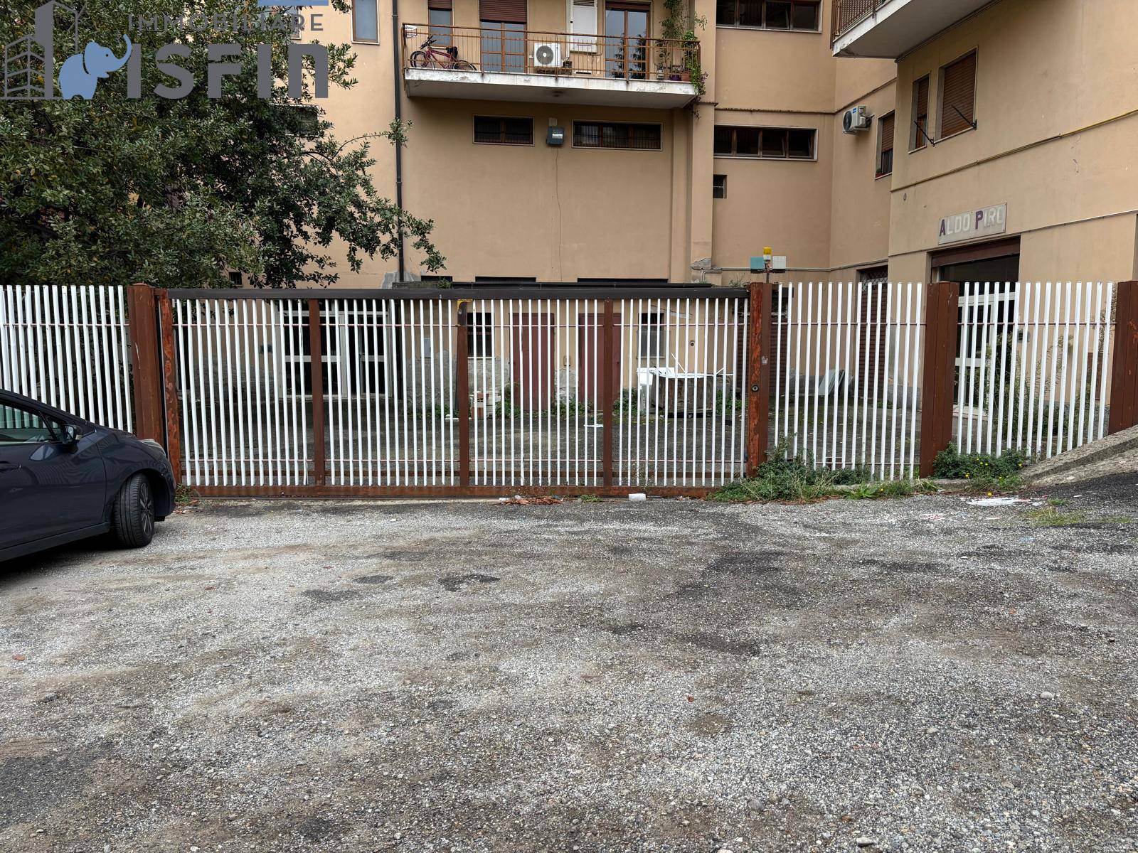 Locale commerciale in vendita a Cosenza, Centro