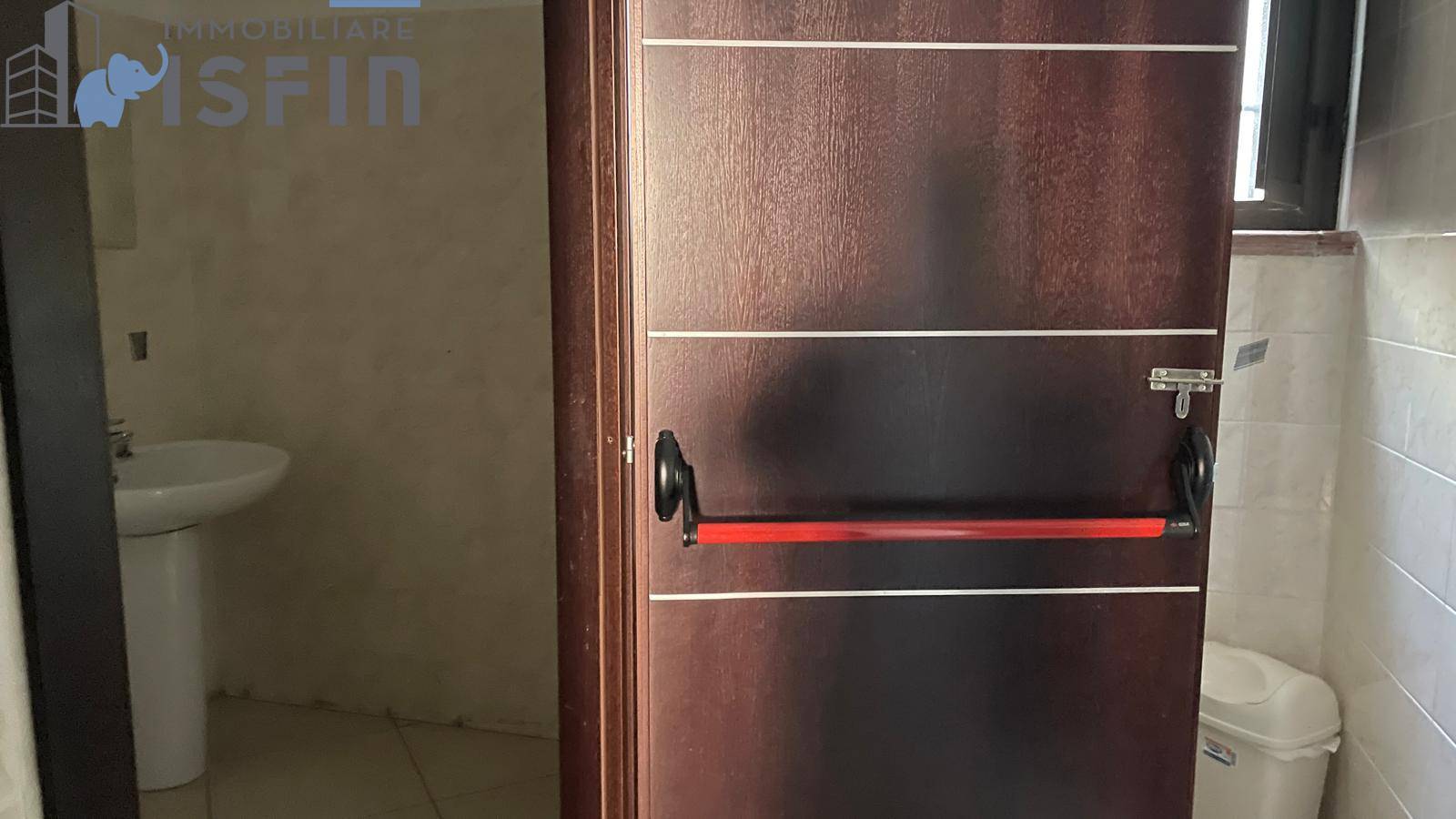 Locale commerciale in affitto a Cosenza, Centro