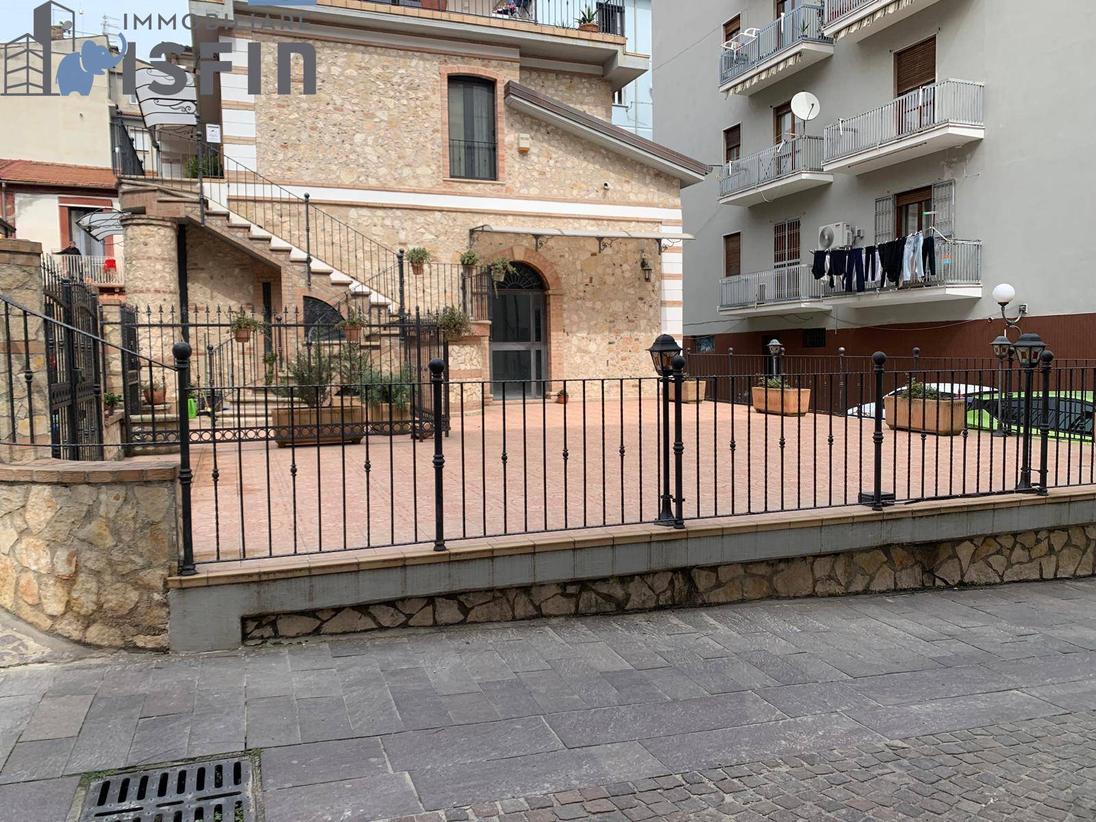 Locale commerciale in affitto a Cosenza, Centro