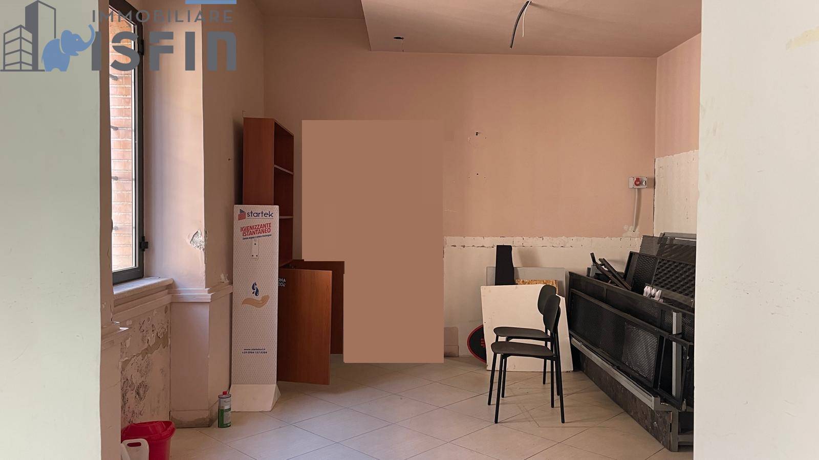 Locale commerciale in affitto a Cosenza, Centro