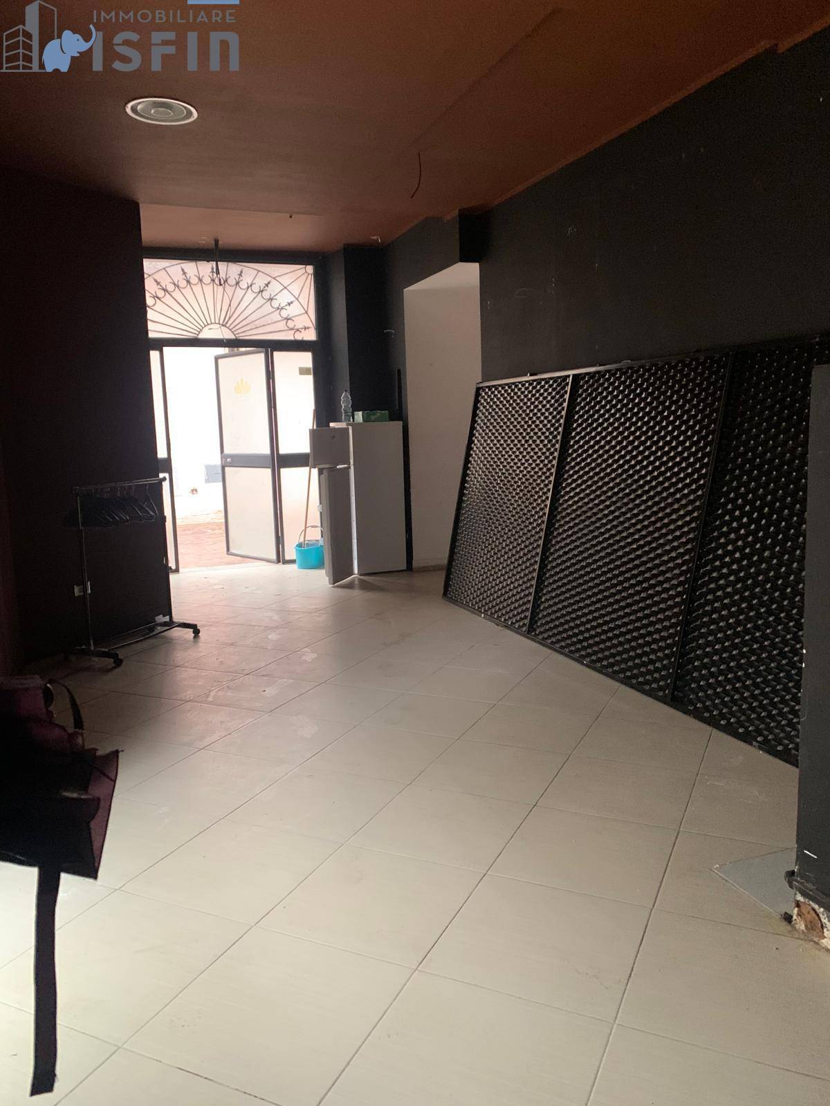 Locale commerciale in affitto a Cosenza, Centro