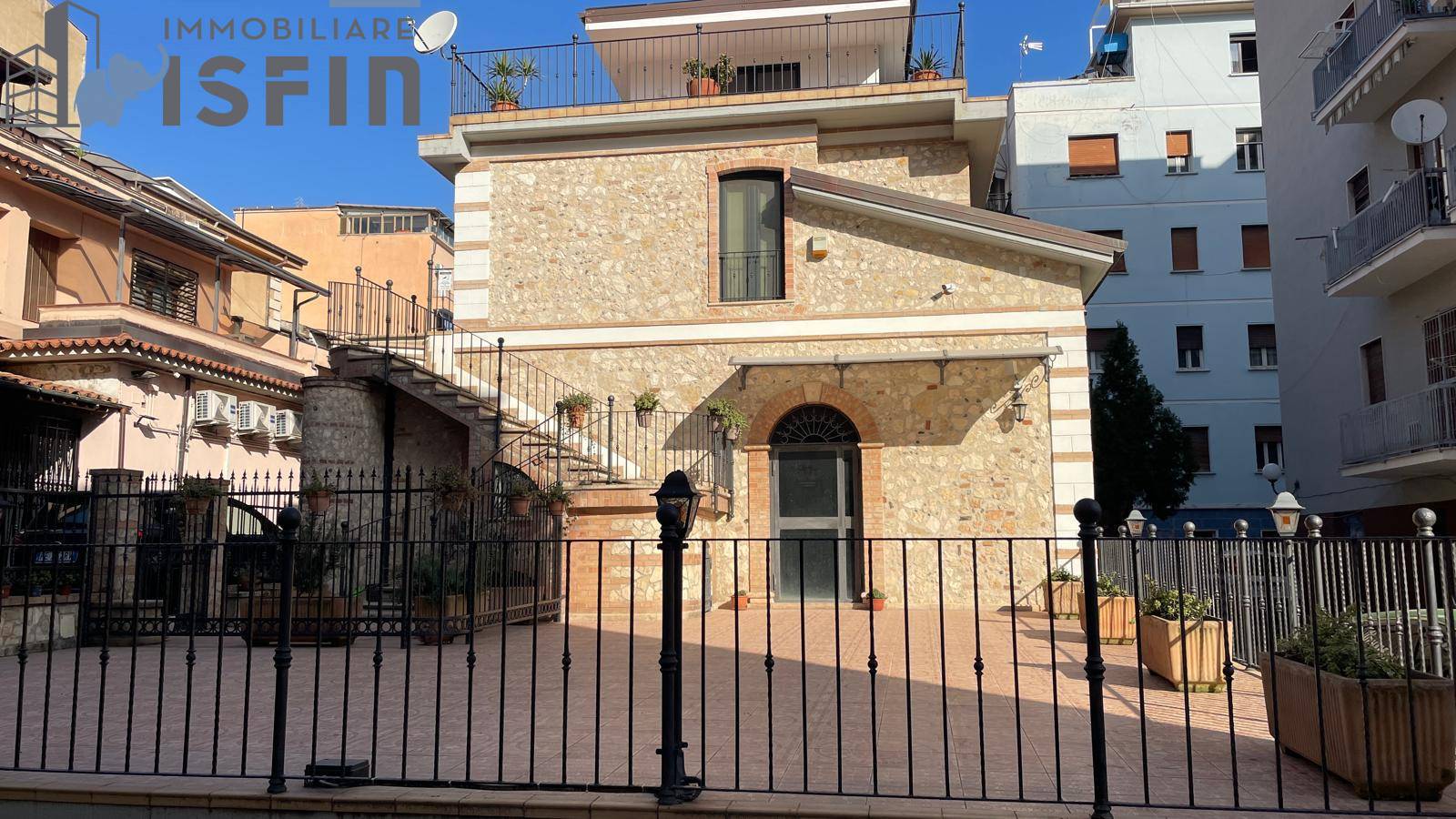 Locale commerciale in affitto a Cosenza, Centro