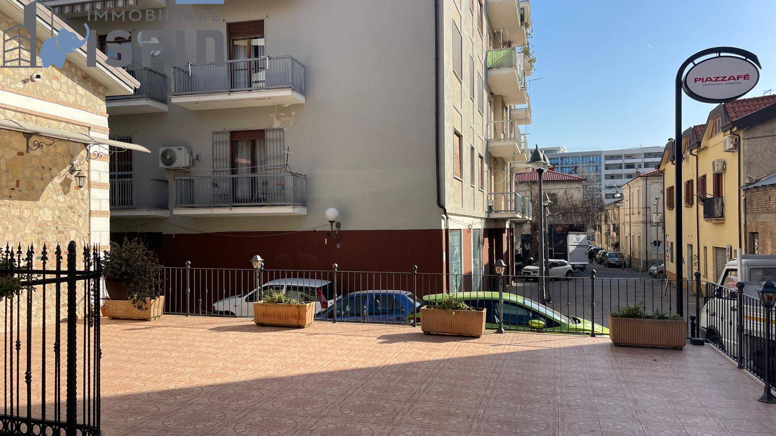 Locale commerciale in affitto a Cosenza, Centro