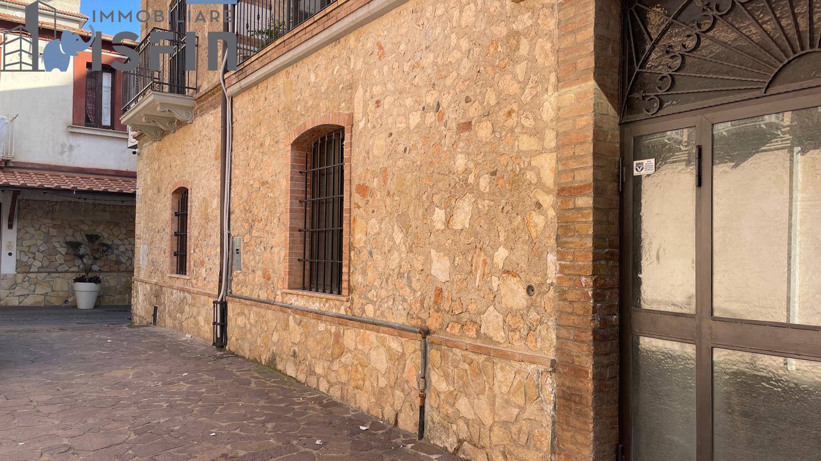 Locale commerciale in affitto a Cosenza, Centro