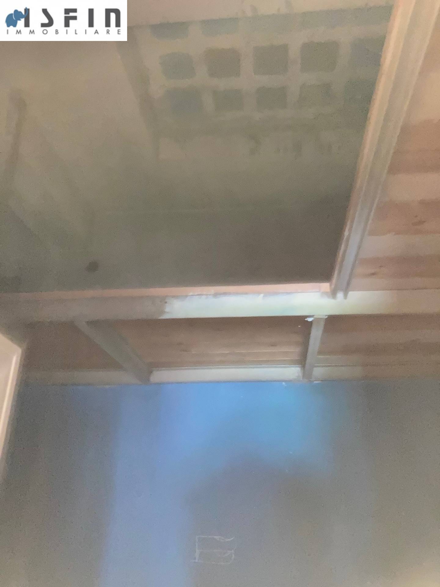 Locale commerciale in vendita a Cosenza, Centro