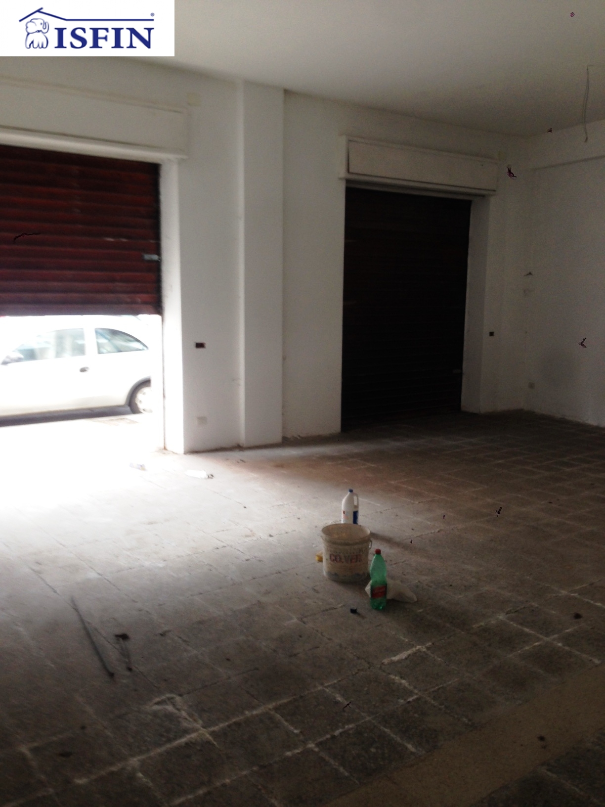 Locale commerciale in vendita a Cosenza, Centro