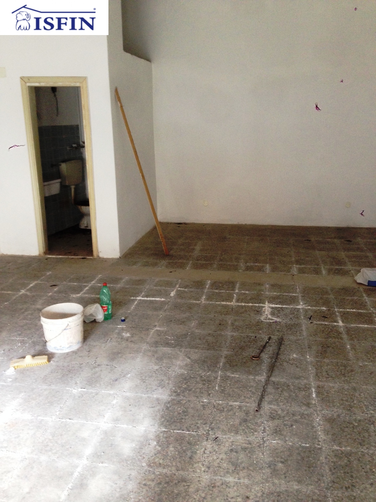 Locale commerciale in vendita a Cosenza, Centro