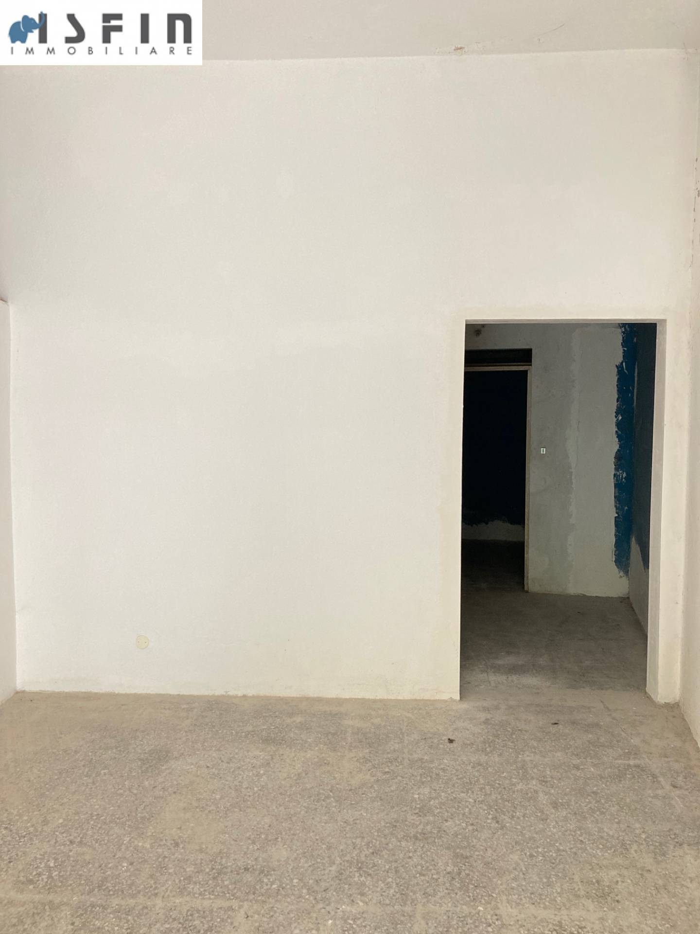 Locale commerciale in vendita a Cosenza, Centro