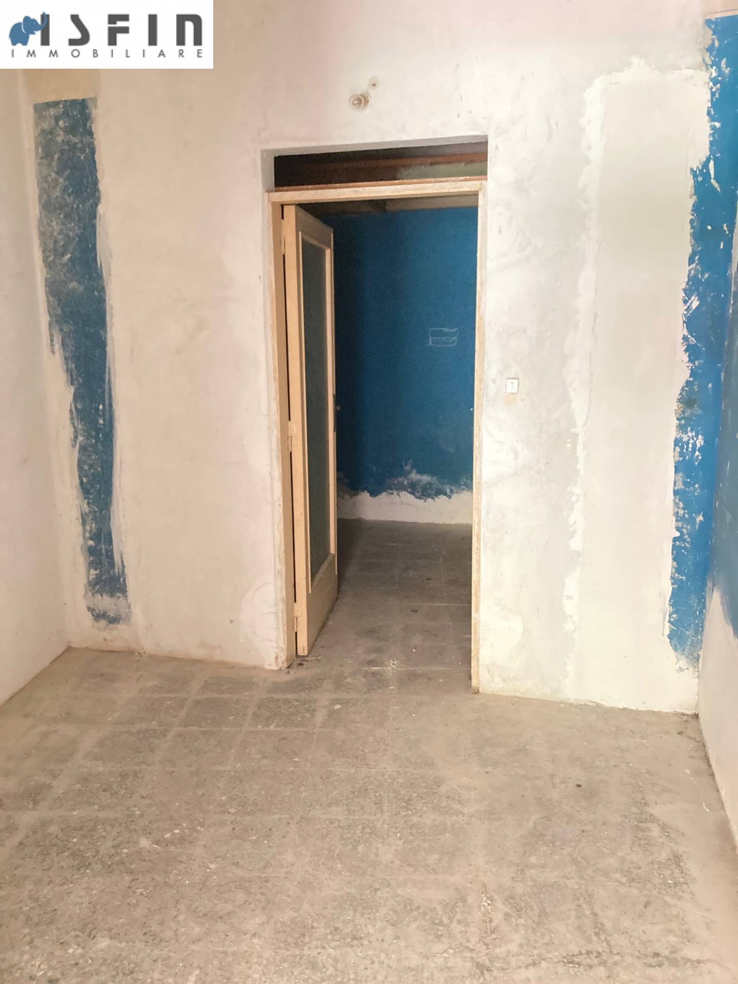 Locale commerciale in vendita a Cosenza, Centro