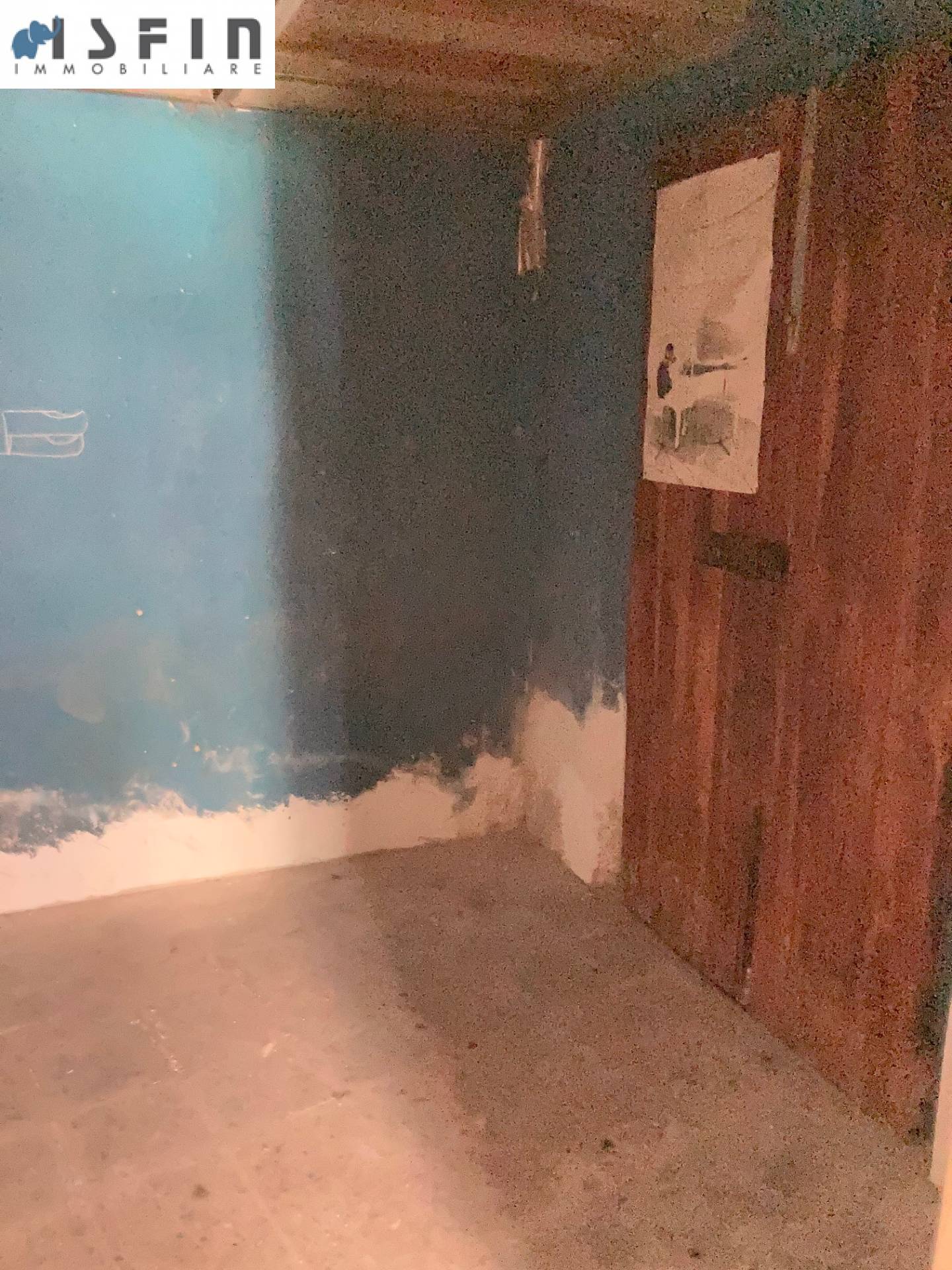 Locale commerciale in vendita a Cosenza, Centro