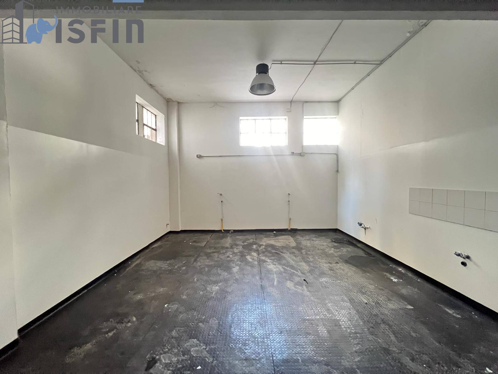 Locale commerciale in affitto a Cosenza, Centro