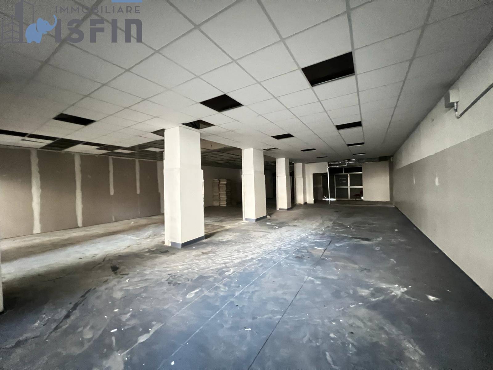 Locale commerciale in affitto a Cosenza, Centro