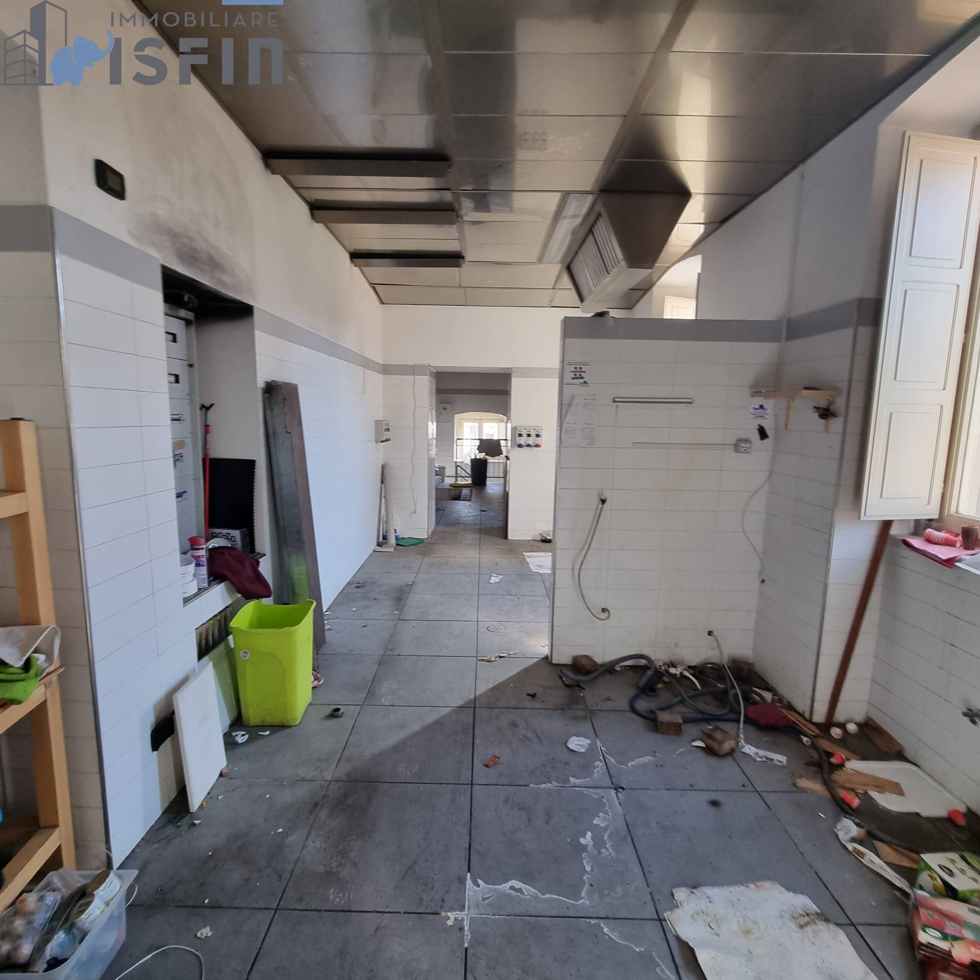 Locale commerciale in vendita a Cosenza, Centro