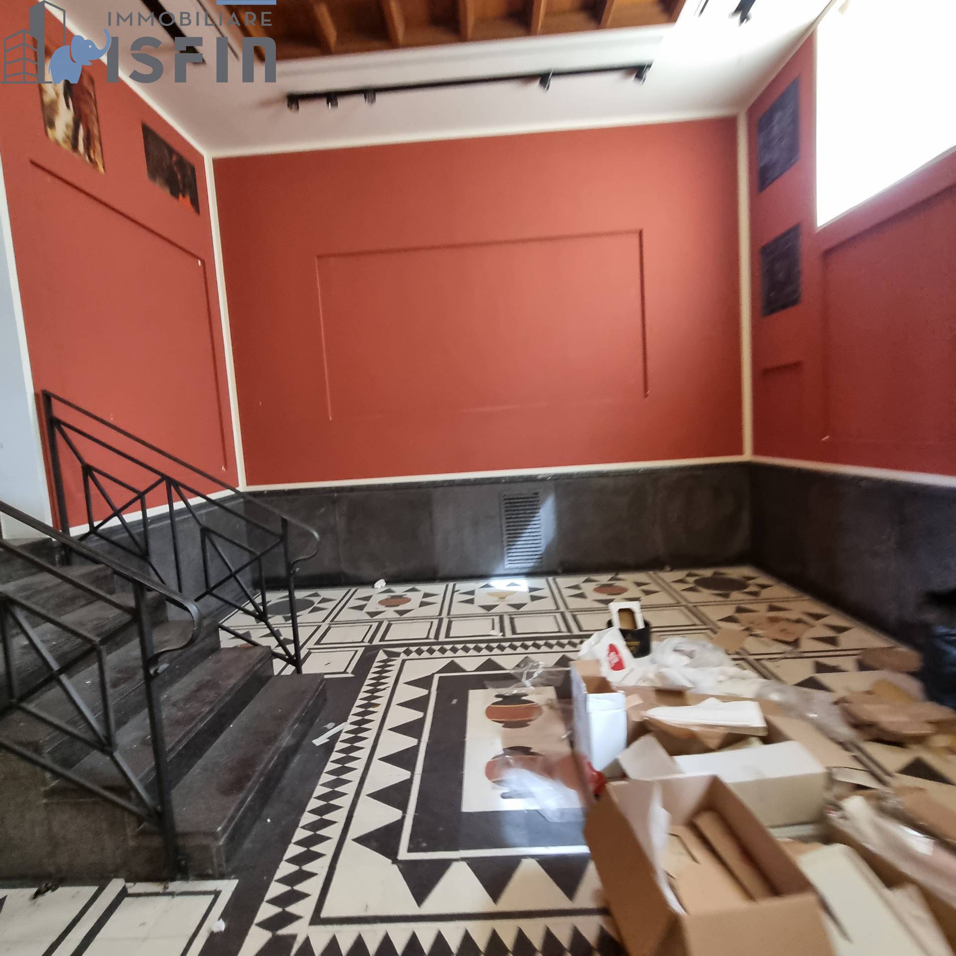 Locale commerciale in vendita a Cosenza, Centro