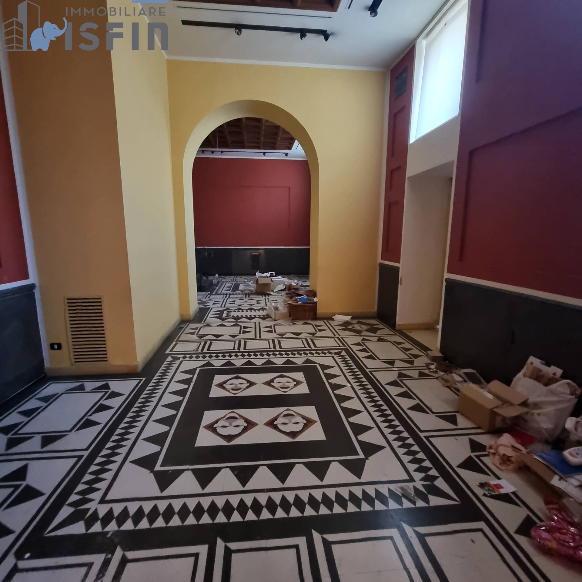 Locale commerciale in vendita a Cosenza, Centro