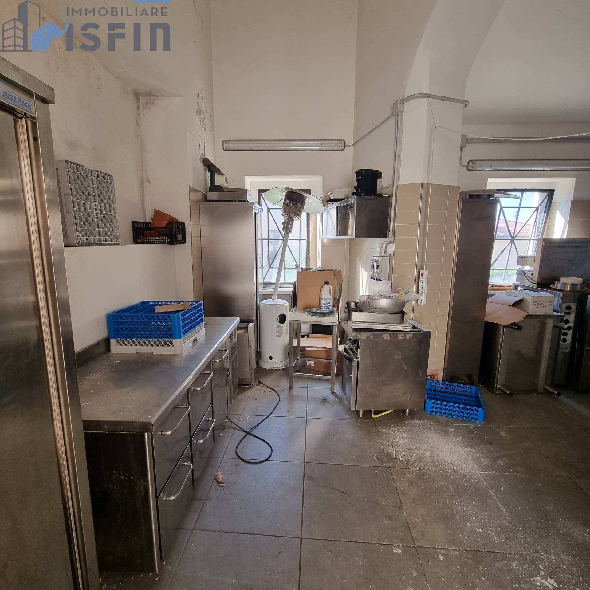 Locale commerciale in vendita a Cosenza, Centro