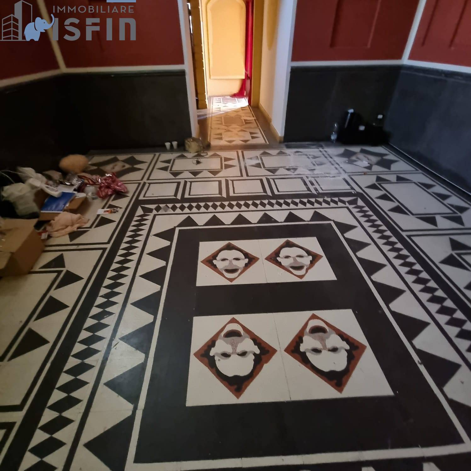 Locale commerciale in vendita a Cosenza, Centro