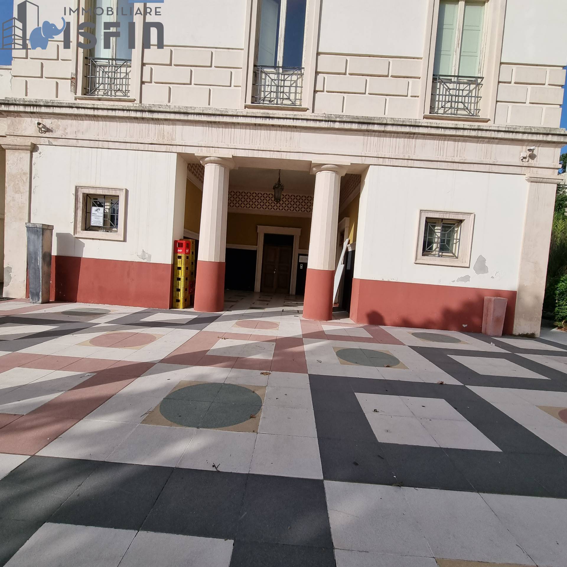 Locale commerciale in vendita a Cosenza, Centro