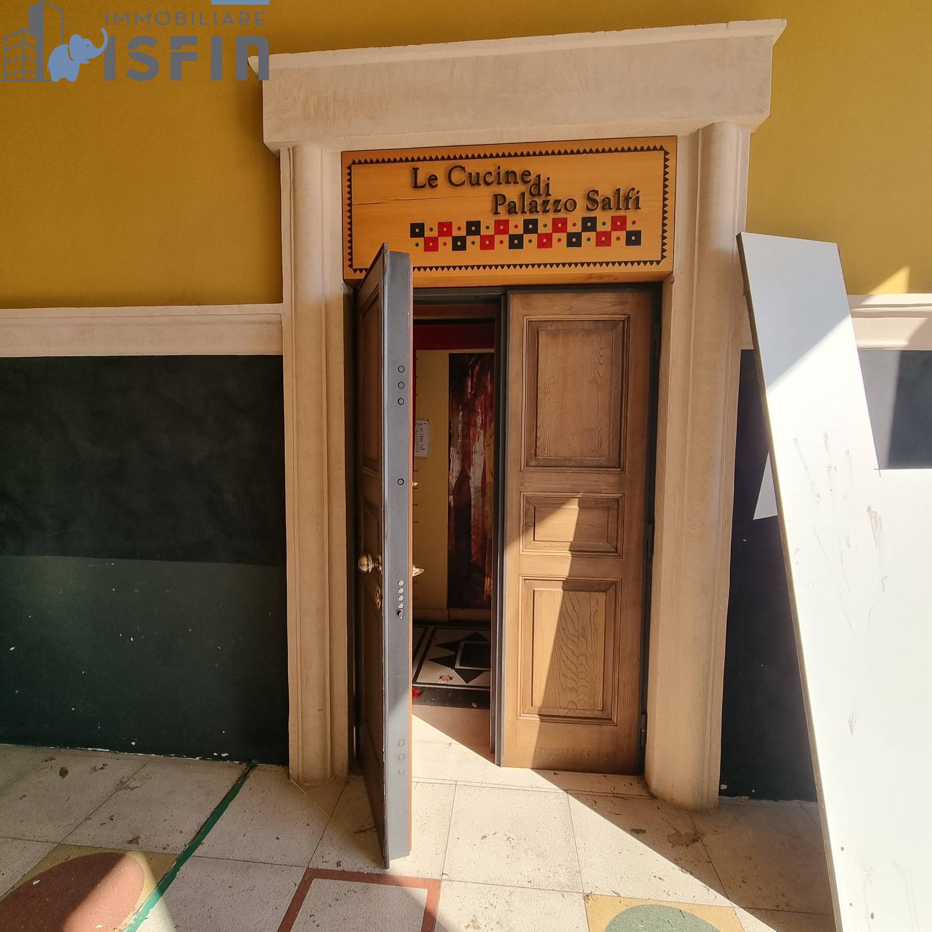 Locale commerciale in vendita a Cosenza, Centro