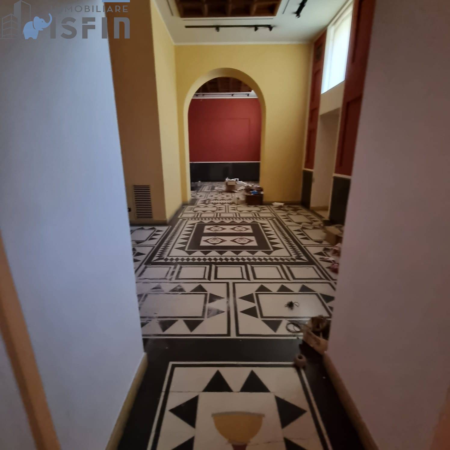 Locale commerciale in vendita a Cosenza, Centro