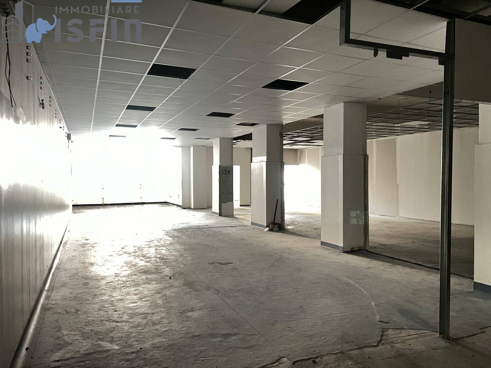 Locale commerciale in vendita a Cosenza, Centro