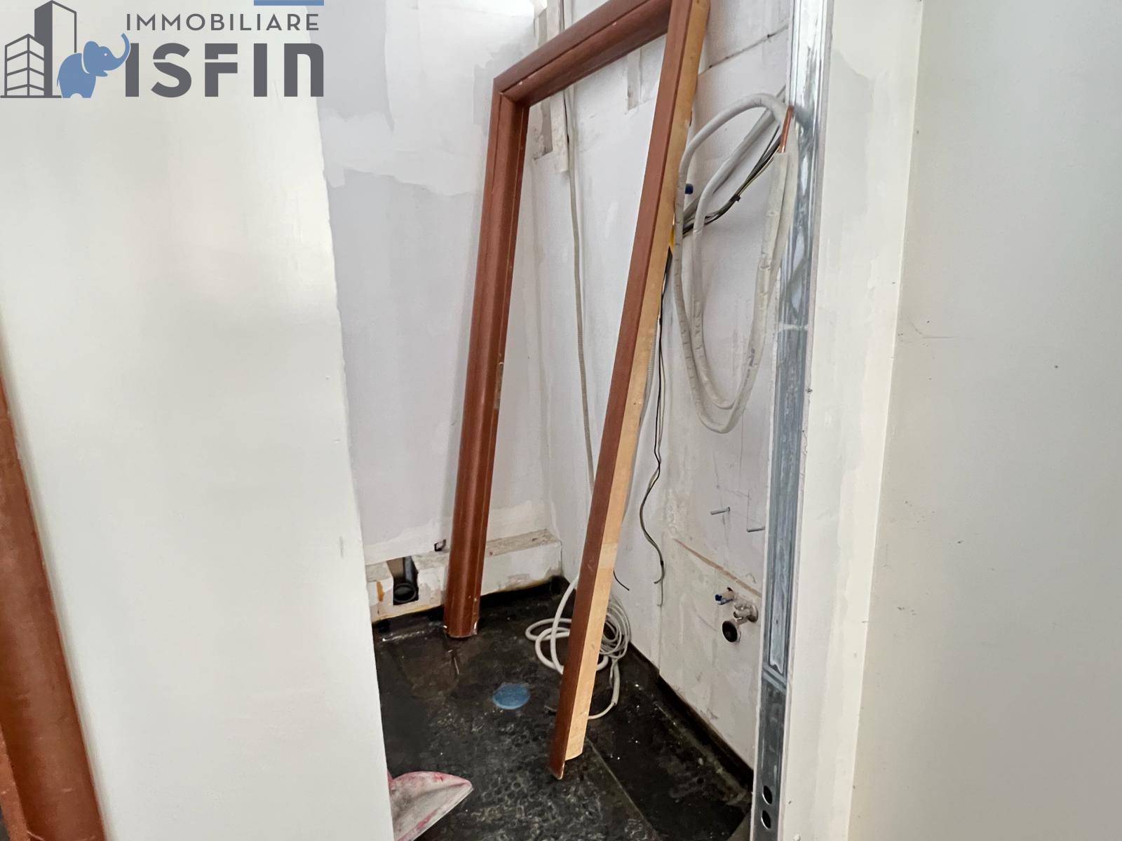 Locale commerciale in vendita a Cosenza, Centro