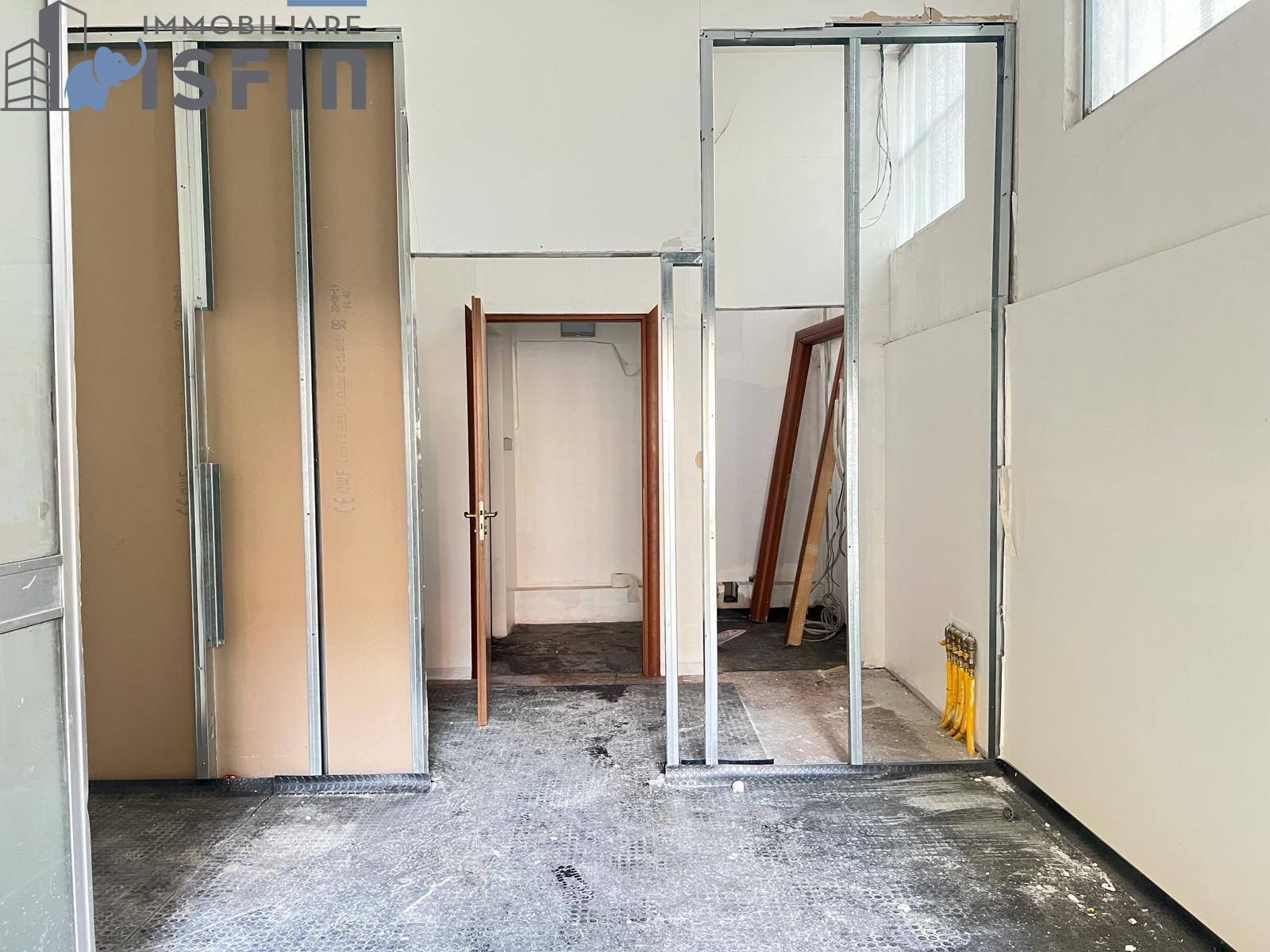 Locale commerciale in vendita a Cosenza, Centro