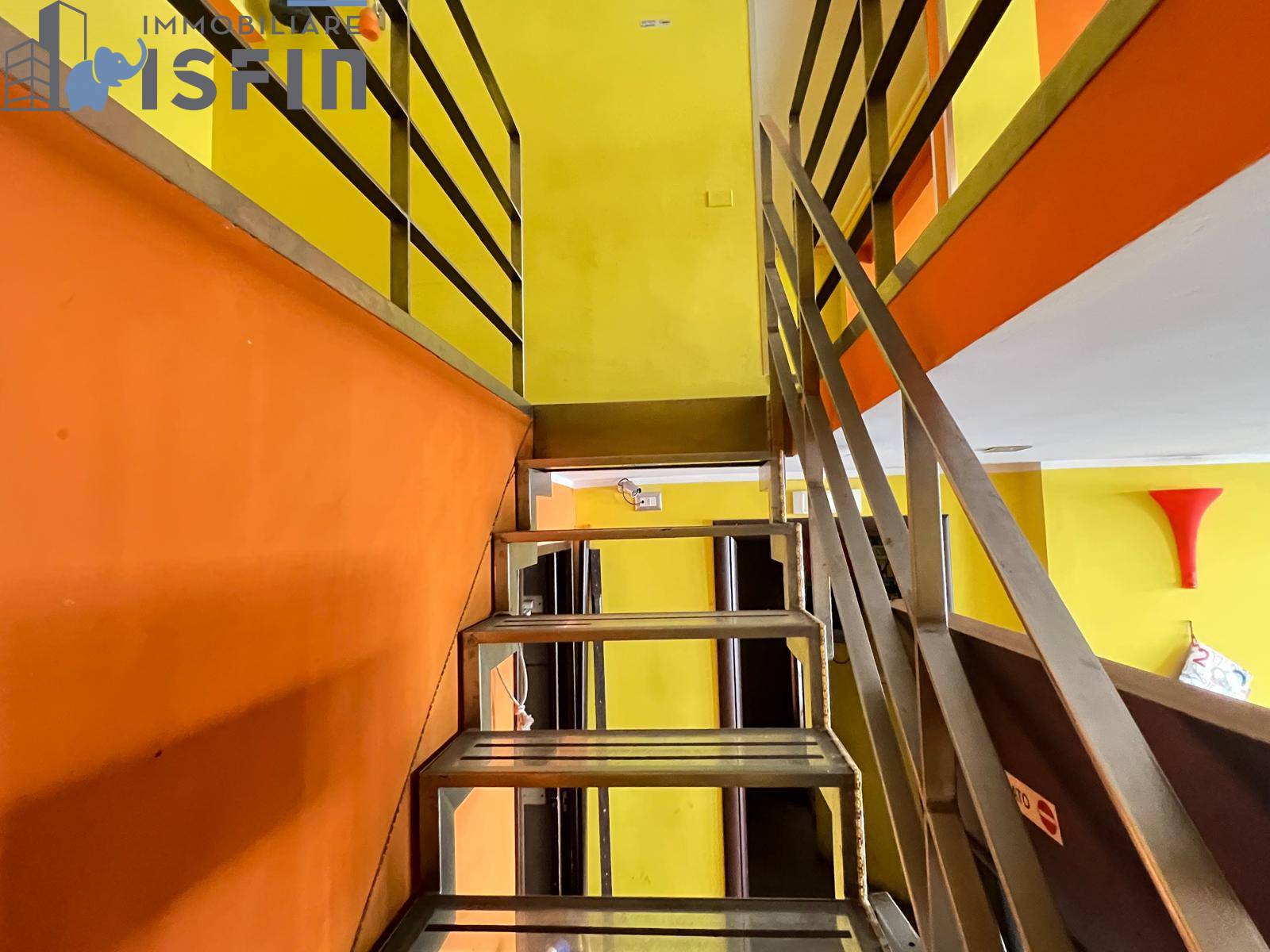 Locale commerciale in vendita a Cosenza, Centro