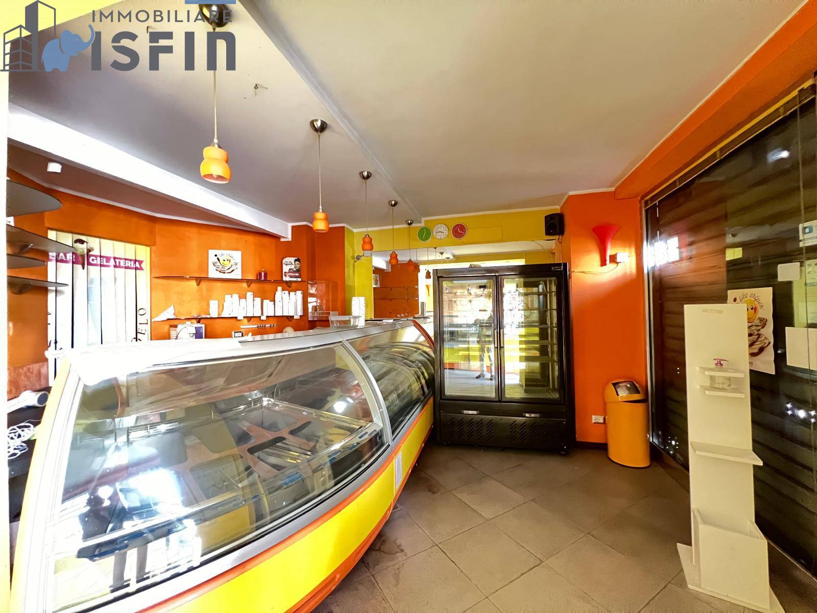 Locale commerciale in vendita a Cosenza, Centro