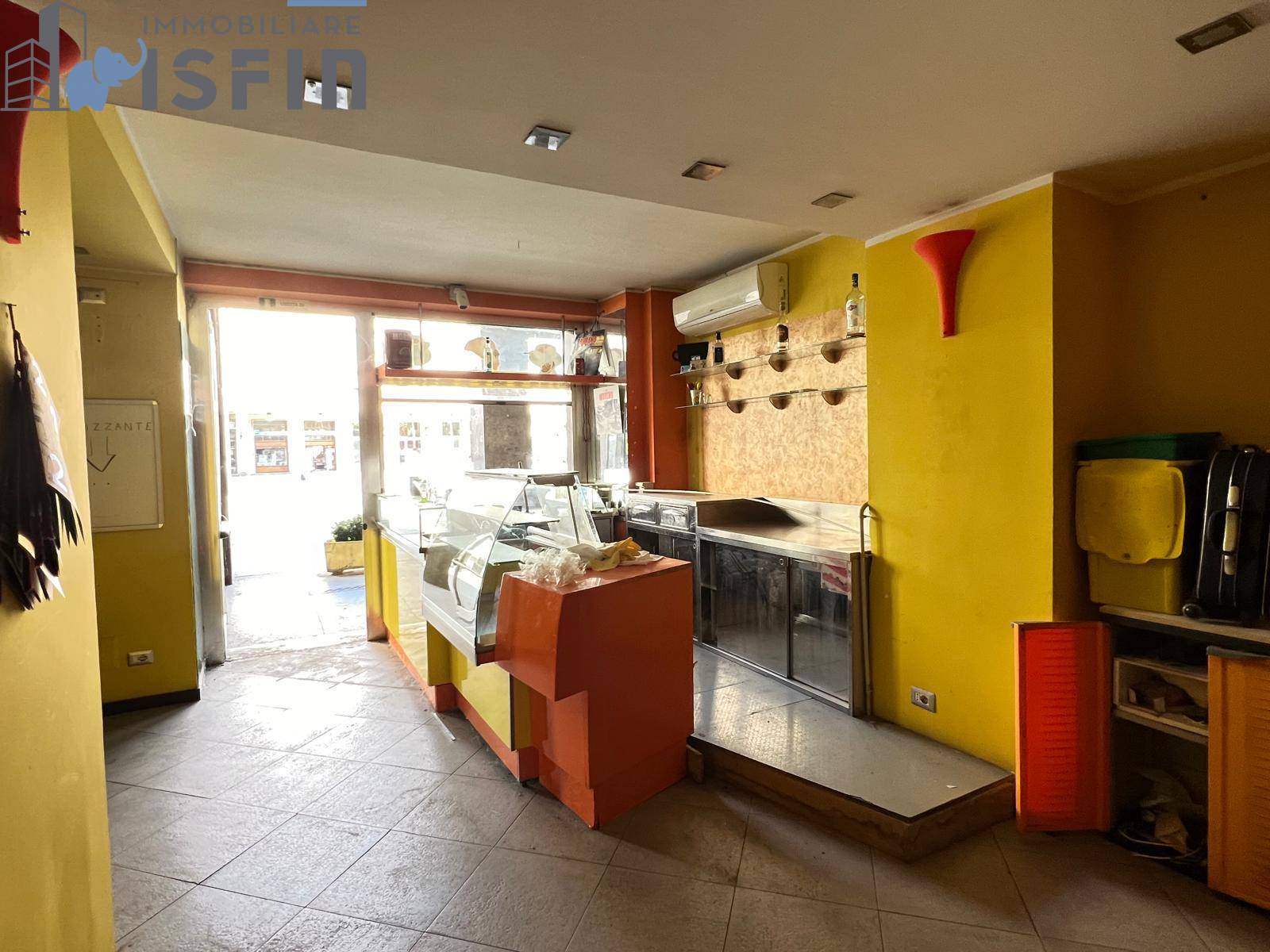 Locale commerciale in vendita a Cosenza, Centro